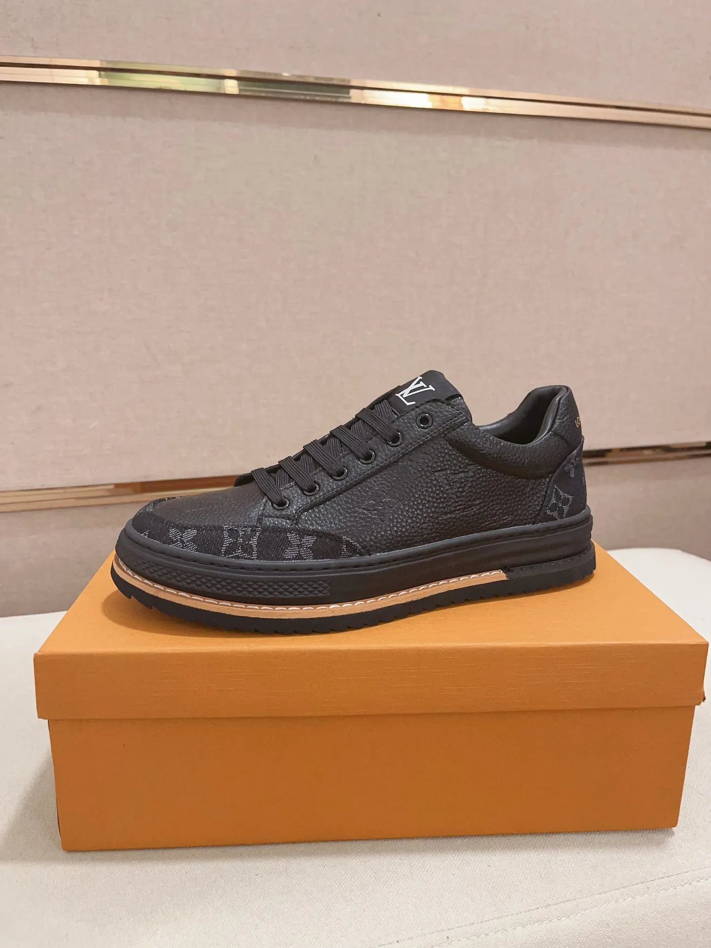 Men's shoes💰 400💰Louis Vuitton (Louis Vuitton/LV) top 🔍🔍 new models are on sale at the same time, the upper 🇮🇹 imported first-layer cowhide from Italy, fully imported sheepskin lining 💪💪, completely 1⃣️ to 1 ⃣️Re-engraved🇮🇹💪💪, ⚠Sole: The original sole is specially provided by the original factory, the exclusive movable molded sole is super comfortable, ⚠The original factory follows the order, 🔍🔍high quality, you can enter and exit the counter at will, welcome to compare⚠. Code number: 38-44. Can be customized for 45 non-refundable!